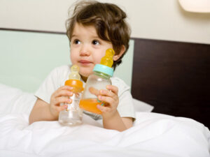 為什麼不給新生嬰兒喝水 [以及何時準備好喝水]