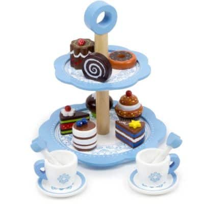 下午茶時間巧克力糕點塔和兩層經典藍色甜點塔