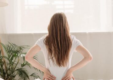 產後背痛：為什麼會發生，以及如何處理