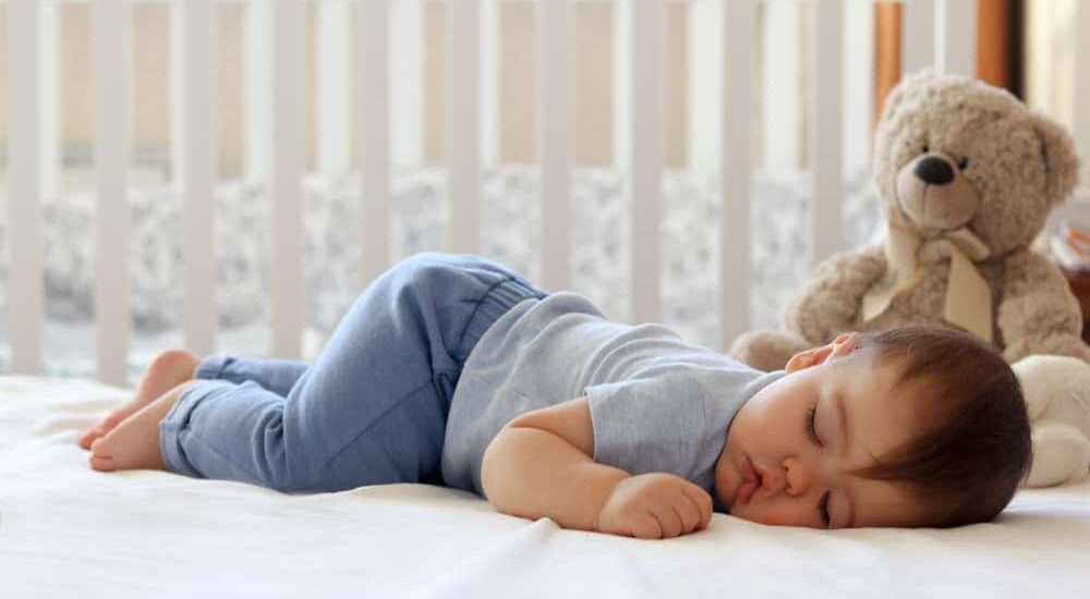 嬰兒需要多少睡眠 – 您需要知道的