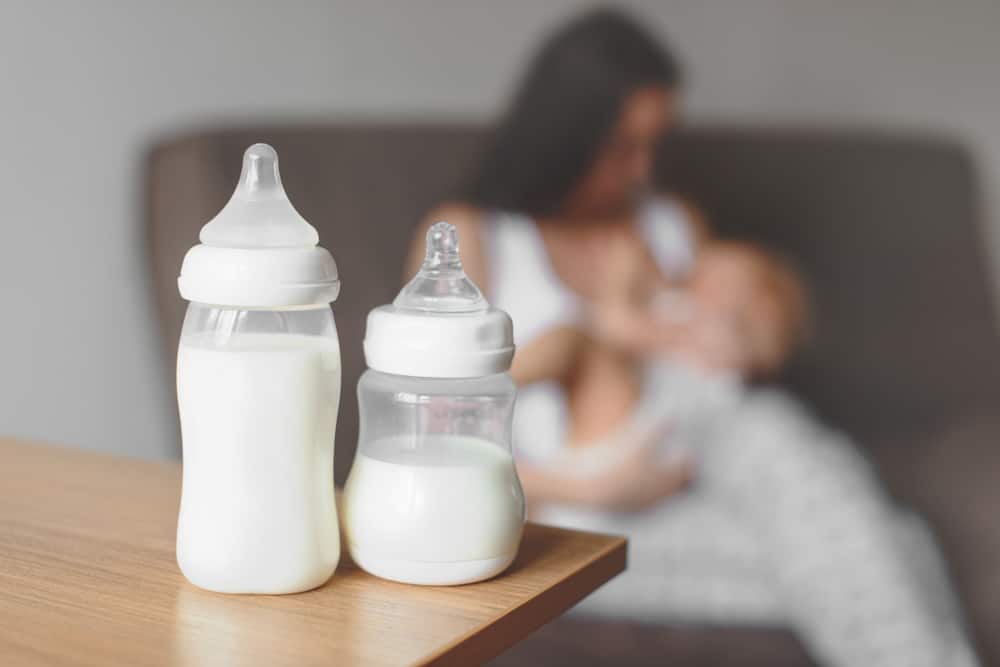 媽媽用奶瓶餵養她的孩子