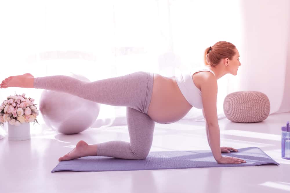 一位正在練習瑜伽的孕婦