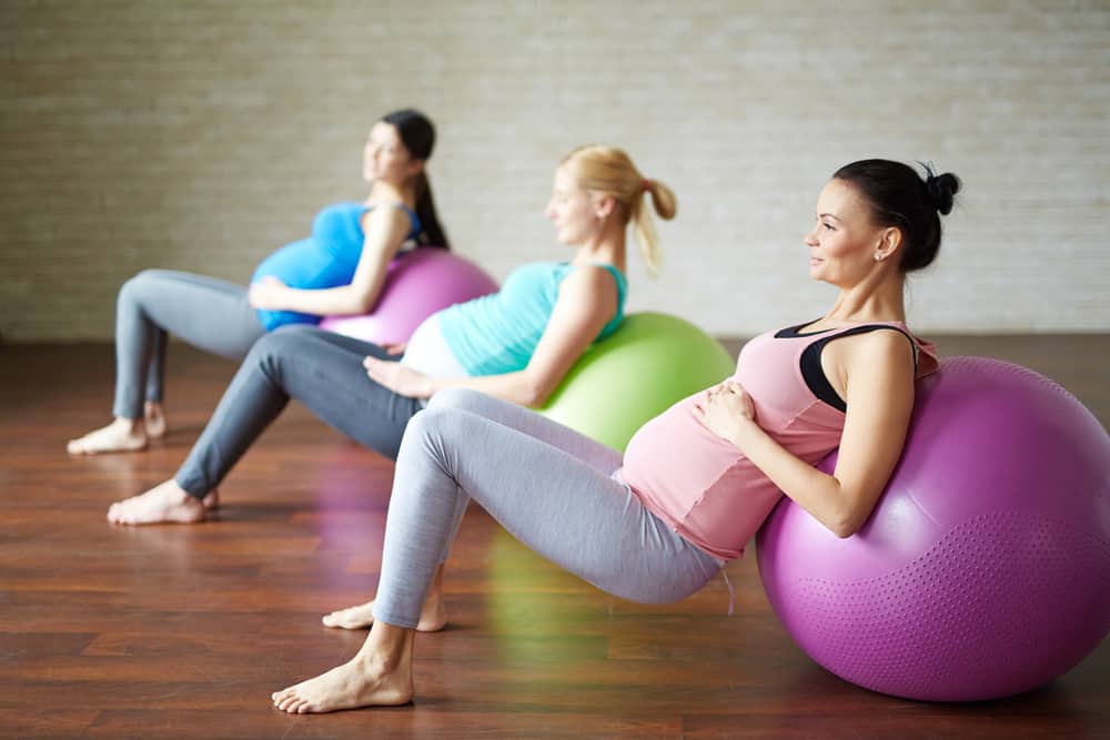 孕婦在健身球上鍛煉